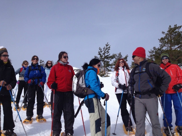  grupo com raquetes de neve 